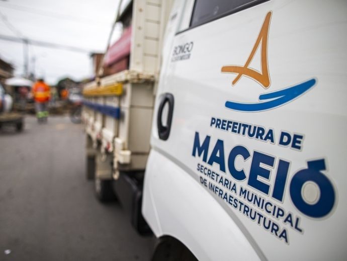Seminfra realiza obra emergencial de drenagem na Jati&uacute;ca