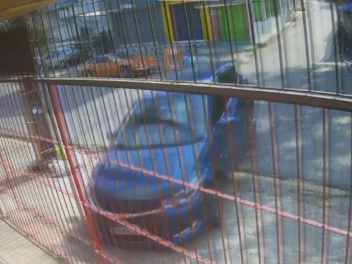 Carro desgovernado invade loja e atinge muro de igreja em Nova Descoberta