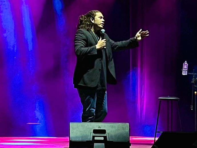 Whindersson Nunes leva milhares de pessoas ao Teatro Guararapes