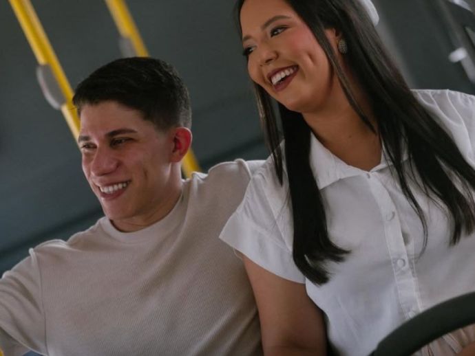 Casal que se conheceu em &ocirc;nibus faz ensaio de noivado dentro de coletivo no Recife