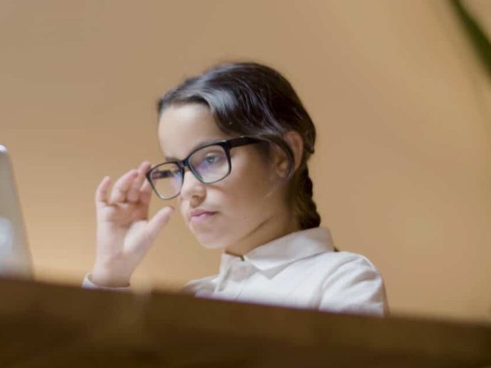 Estudo aponta que alimenta&ccedil;&atilde;o pode influenciar no risco de miopia em crian&ccedil;as