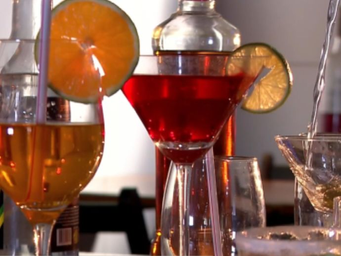 Consumidores devem redobrar a aten&ccedil;&atilde;o contra bebidas adulteradas, diz Abrasel