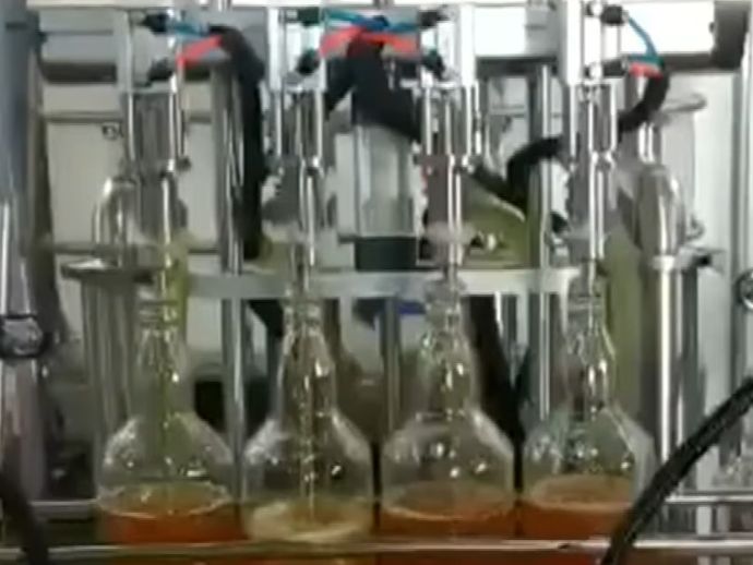 Pol&iacute;cia estoura f&aacute;brica clandestina de bebidas em Quipap&aacute; e Garanhuns