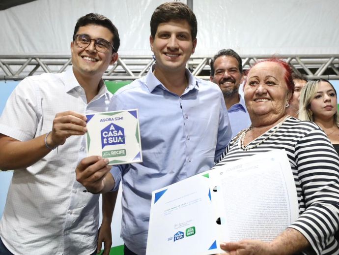 Programa A Casa É Sua entrega mais de 700 títulos de propriedade e regulariza 2 mil imóveis na Mangueira