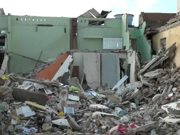 Explosão em conjunto de casas deixa duas pessoas mortas e dez feridas em Olinda