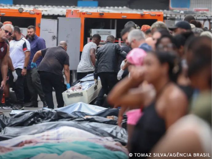 Governo do Rio estima 119 mortes; moradores retiram corpos da mata