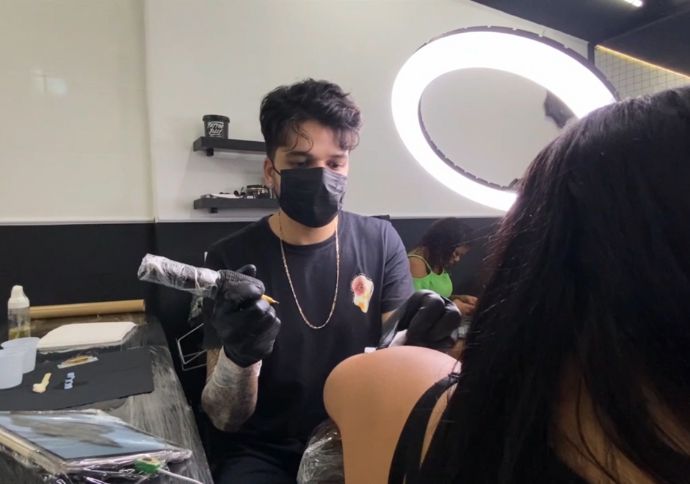 Gera&ccedil;&atilde;o de Neg&oacute;cios: tatuagem como renda e arte, conhe&ccedil;a a hist&oacute;ria de Heduardo