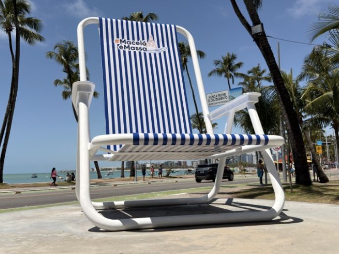 Cadeira Gigante ganha vida nova com estrutura repaginada na orla de Ponta Verde