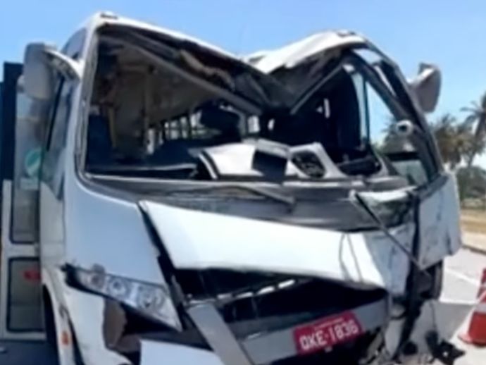 Van perde o freio e colide com poste na AL-101 Sul