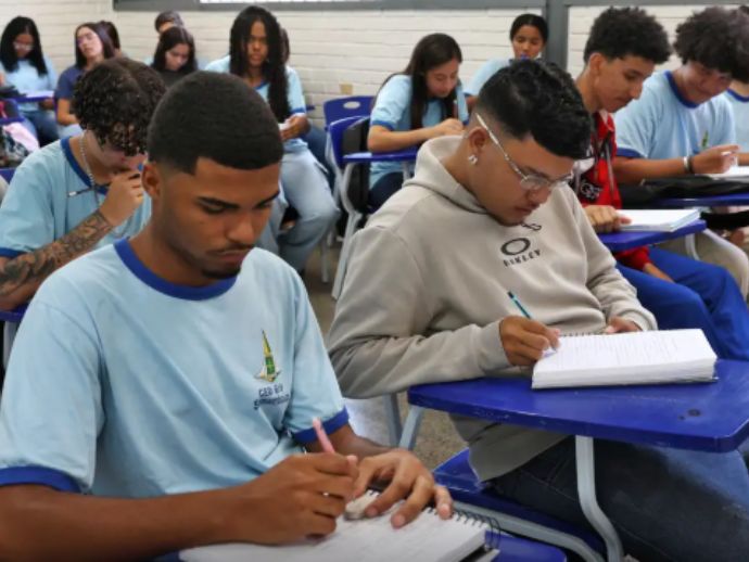 Participante do Pé-de-Meia ganha R$ 200 se fizer dois dias de Enem