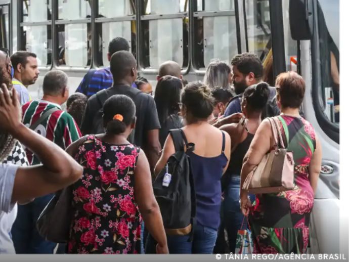 Número dos que procuram emprego há mais de 2 anos cai 17,8%, diz IBGE