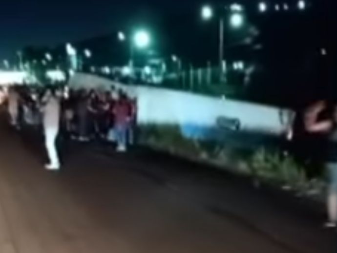 Carreta colide em &ocirc;nibus e deixa 15 feridos na BR-232