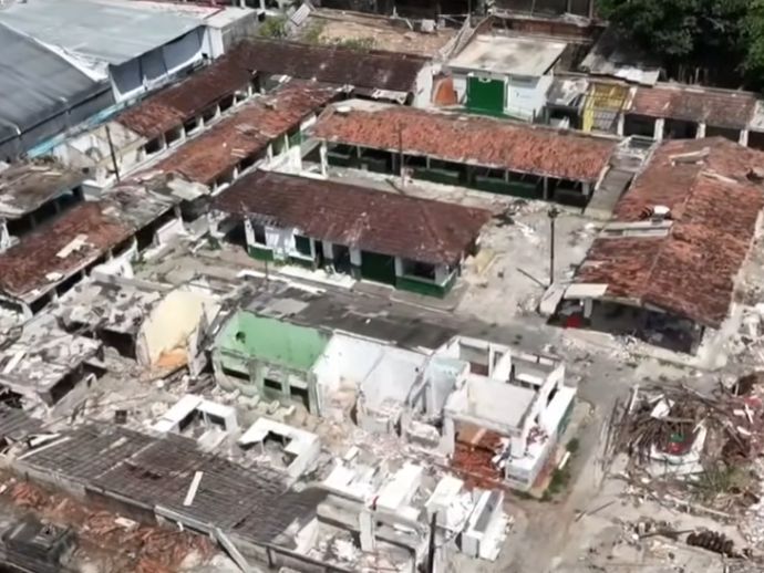 Prefeitura inicia demoli&ccedil;&atilde;o do antigo mercado p&uacute;blico de Camaragibe para reconstru&ccedil;&atilde;o