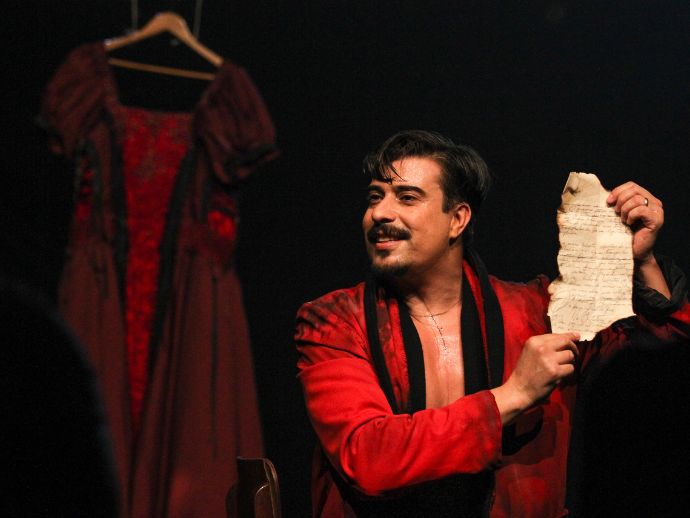 Espet&aacute;culo &ldquo;Eu N&Atilde;O Sou Jo&atilde;o Caetano&rdquo; ocupa o Teatro Hermilo Borba Filho com acesso gratuito