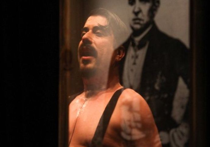 Espet&aacute;culo &ldquo;Eu N&Atilde;O Sou Jo&atilde;o Caetano&rdquo; ocupa o Teatro Hermilo Borba Filho com acesso gratuito