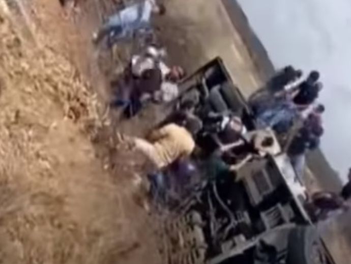 &Ocirc;nibus com 45 estudantes tomba em Petrolina e deixa feridos