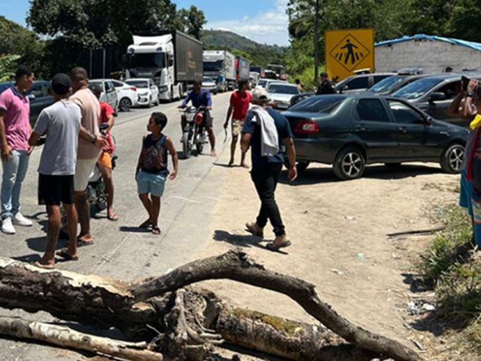 BR-101 &eacute; bloqueada na divisa de Pernambuco e Alagoas por comunidade ind&iacute;gena