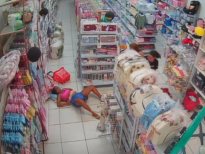 Mulher d&aacute; &agrave; luz dentro de loja no Recife enquanto fazia compras para o enxoval do beb&ecirc;