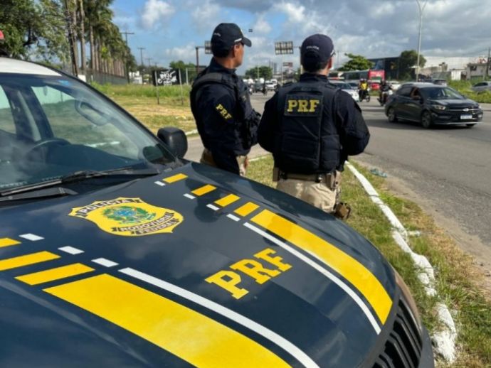 Motociclista tenta dar calote em posto, mas &eacute; parado pela PRF em Sert&acirc;nia