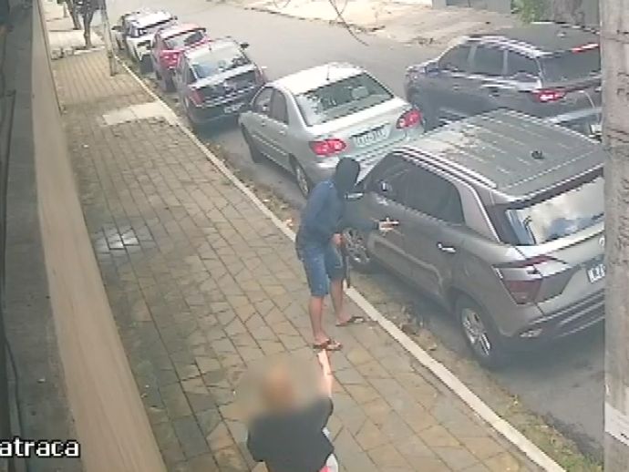 Professora &eacute; assaltada e tem carro roubado pr&oacute;ximo &agrave; escola