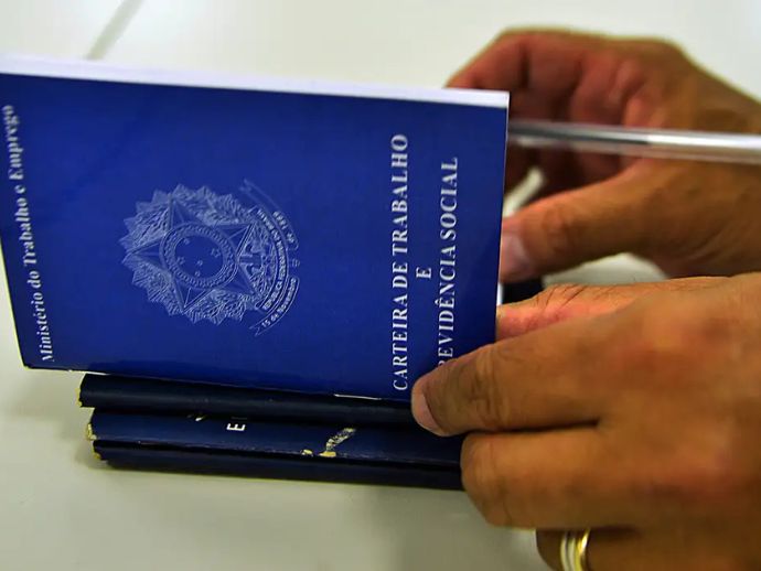 Governo confirma sal&aacute;rio m&iacute;nimo de R$ 1.621 em 2026