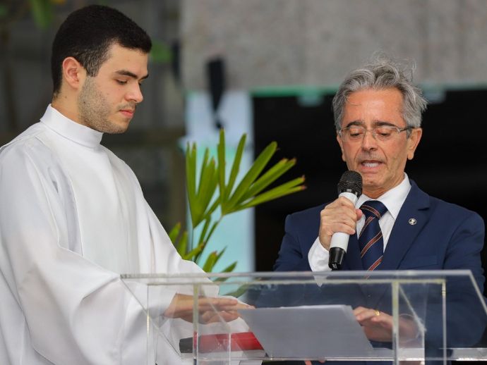F&aacute;bio Bittencourt participa de missa em a&ccedil;&atilde;o de gra&ccedil;as e faz entrega de alimentos e brinquedos