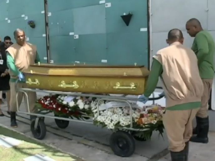 Banco Vermelho &eacute; instalado no Cais do Apolo e marca san&ccedil;&atilde;o de lei contra a viol&ecirc;ncia &agrave; mulher