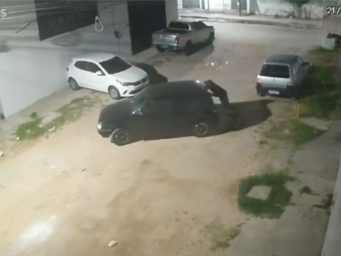 Criminosos furtam carro empurrando ve&iacute;culo na porta de resid&ecirc;ncia no Recife