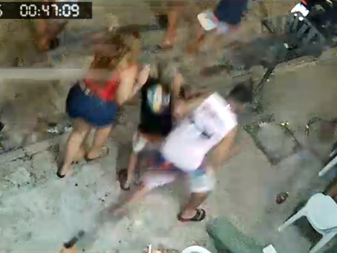 Homem morre e tr&ecirc;s pessoas ficam feridas em ataque a tiros durante festa de Natal