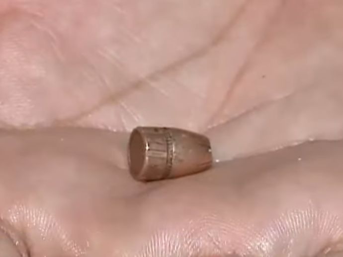 Bala perdida perfura teto de resid&ecirc;ncia e cai em sof&aacute; no Recife