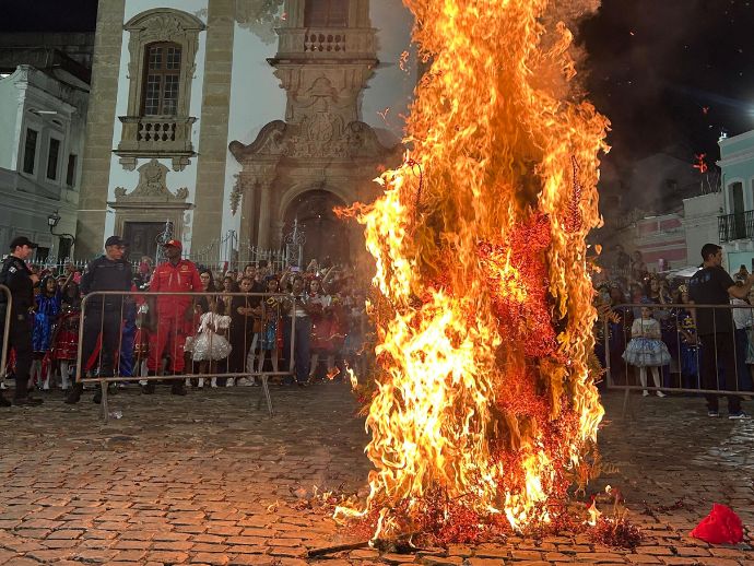 Queima da Lapinha acontece nesta ter&ccedil;a (6) e re&uacute;ne pastoris no P&aacute;tio de S&atilde;o Pedro