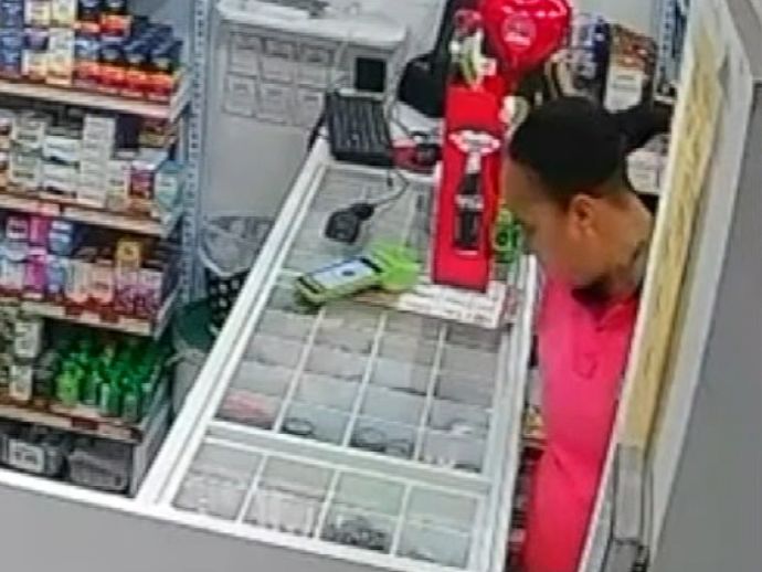 Mulher finge passar mal e assalta farm&aacute;cia com faca em Jaboat&atilde;o dos Guararapes