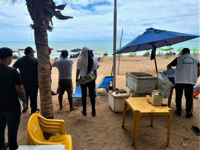 Vigil&acirc;ncia Sanit&aacute;ria intensifica fiscaliza&ccedil;&atilde;o educativa na orla de Macei&oacute; durante o ver&atilde;o