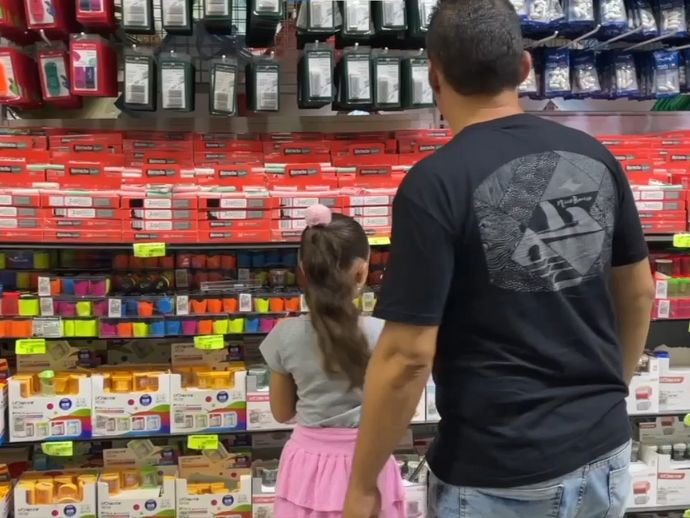 Escolas n&atilde;o podem exigir itens de uso coletivo nem impor onde comprar materiais, alerta Procon
