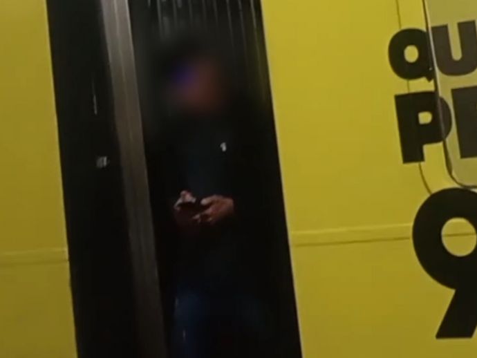 Homem &eacute; flagrado realizando &ldquo;surfe ferrovi&aacute;rio&rdquo; no Metr&ocirc; do Recife