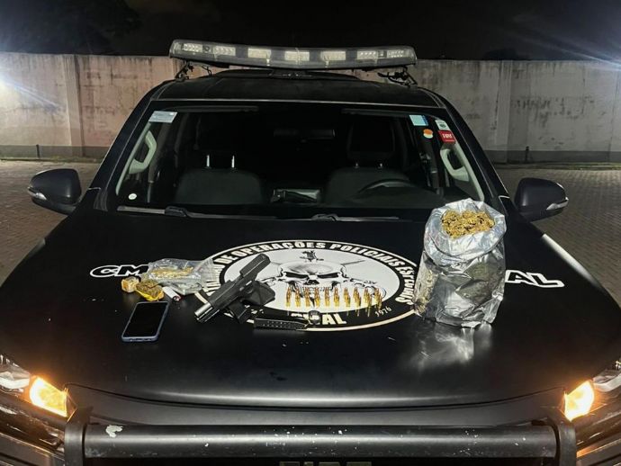 PM prende suspeitos por tr&aacute;fico e apreende armas e drogas em Alagoas