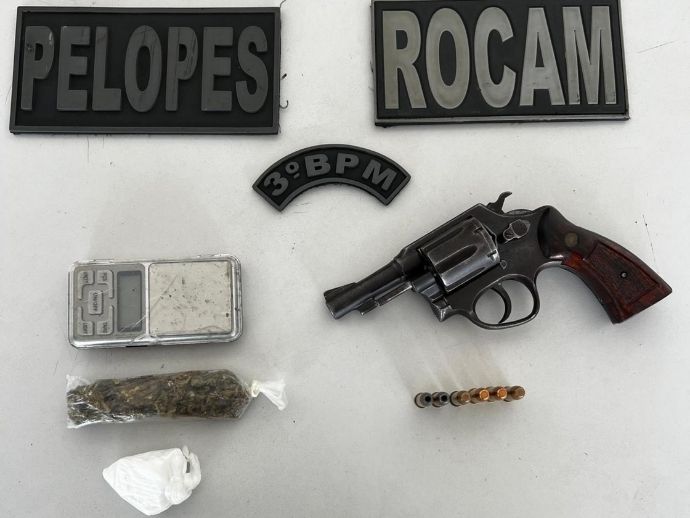 PM apreende arma e drogas ap&oacute;s den&uacute;ncia em Arapiraca