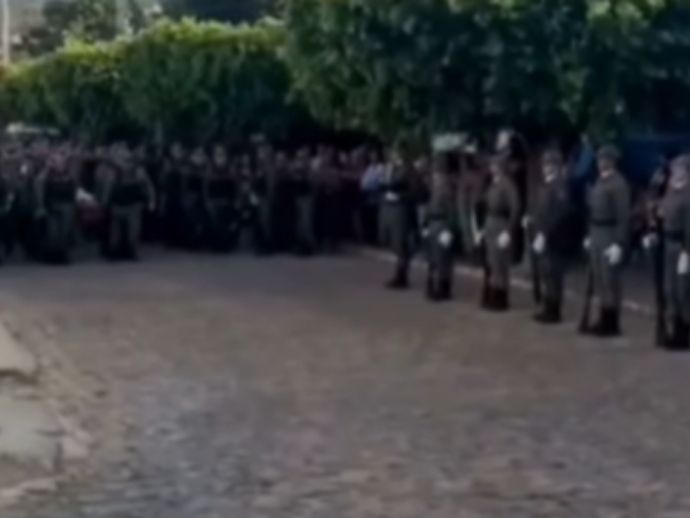 Soldado da PM morta em acidente no Recife &eacute; sepultada com honrarias no Sert&atilde;o de PE
