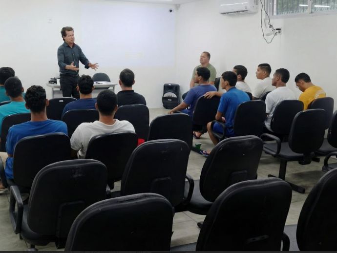 Jovens em medidas socioeducativas iniciam curso de barbeiro em Alagoas