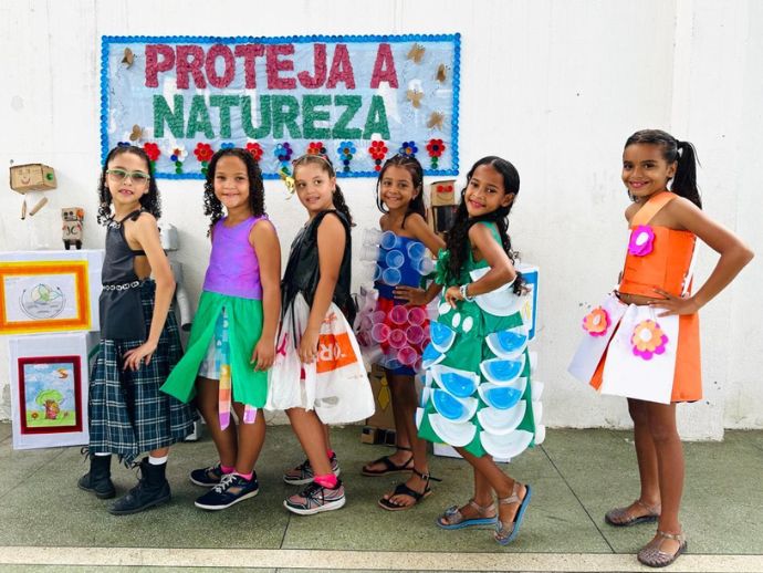 Escola municipal do Tabuleiro realiza desfile de moda sustent&aacute;vel com materiais recicl&aacute;veis