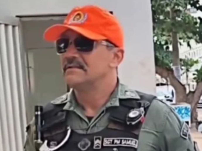 Sargento da PM de Pernambuco apara bigode ap&oacute;s puni&ccedil;&atilde;o disciplinar por descumprir norma interna