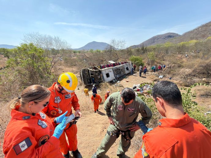 Trag&eacute;dia na AL-220: capotamento de &ocirc;nibus deixa 15 mortos no Sert&atilde;o de Alagoas