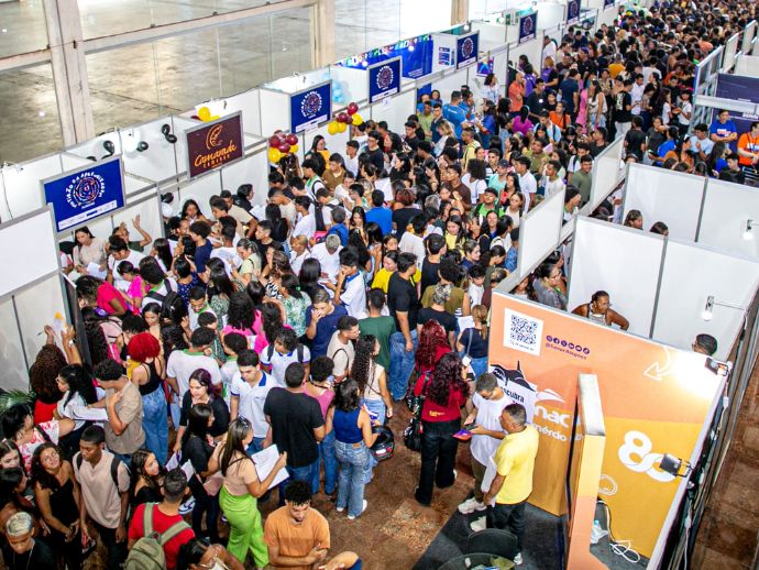 Jovens participam de mutir&atilde;o com mais de 2,4 mil vagas de emprego em Macei&oacute;