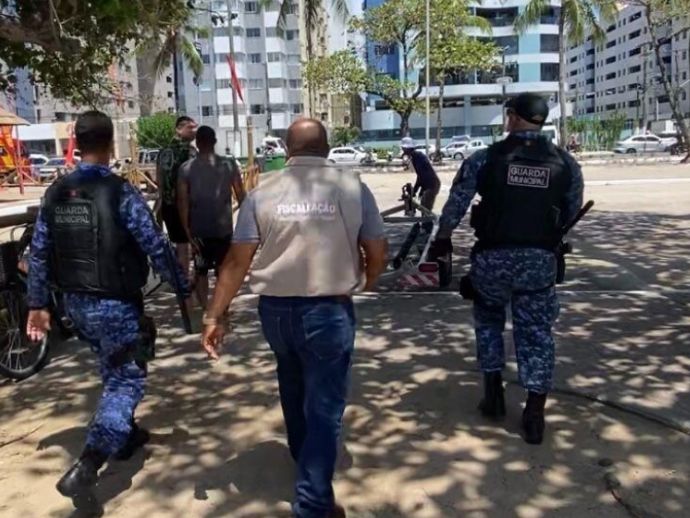 Prefeitura apreende ve&iacute;culos de aluguel clandestino na orla de Macei&oacute;