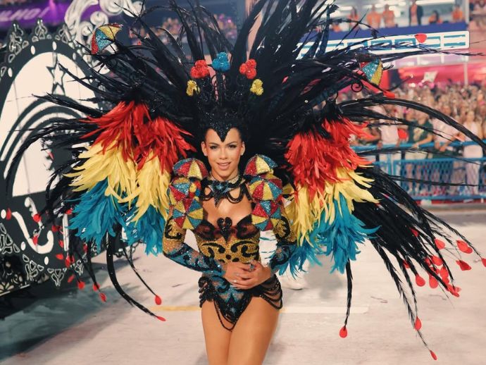 Pernambucana Eduarda Gutierrez desfila como dama da Grande Rio na Sapuca&iacute;