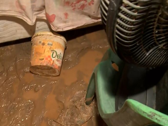 Casas s&atilde;o invadidas por lama ap&oacute;s &aacute;gua acumulada em obra privada transbordar em Sucupira, Jaboat&atilde;o