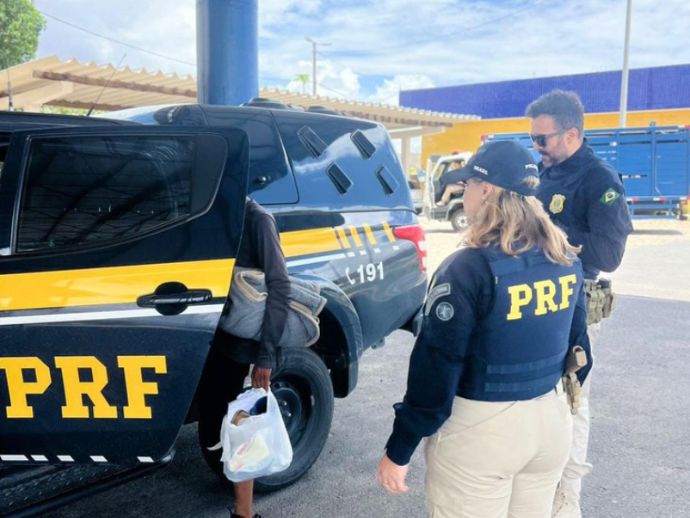 Homem que saiu a p&eacute; do RJ em busca de parentes &eacute; acolhido pela PRF em Caruaru