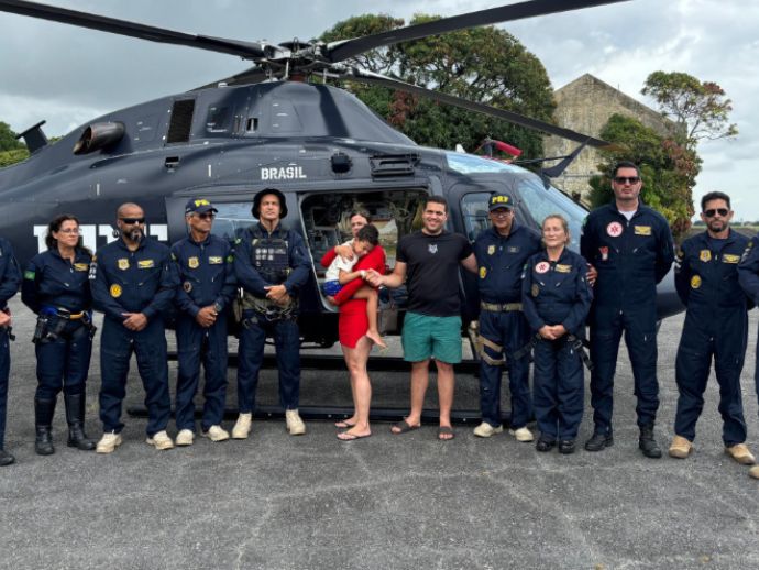 Menino que caiu do segundo andar em Caruaru recebe alta e reencontra equipe que fez resgate a&eacute;reo