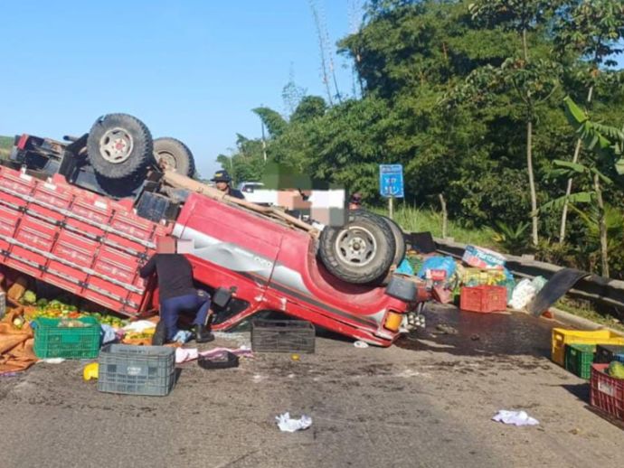 Pneu estoura e caminhonete com frutas capota na BR-101, em Escada