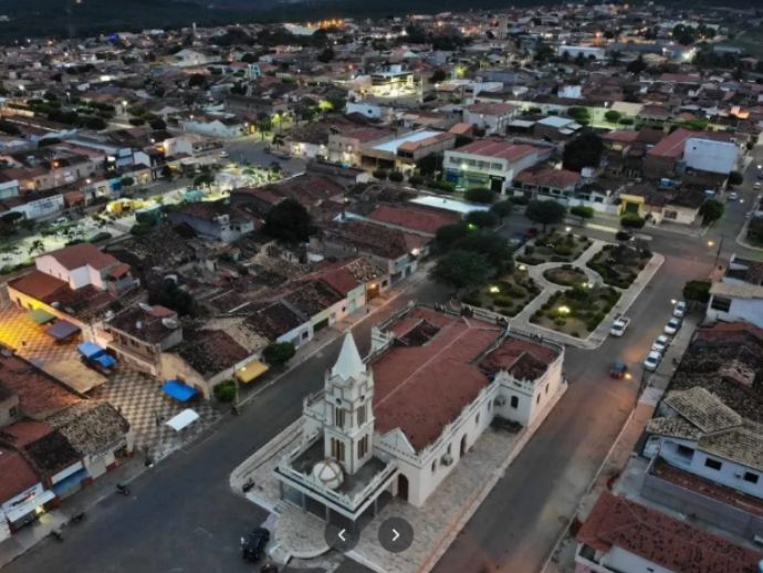 Homem &eacute; preso com fac&atilde;o e preservativos ap&oacute;s tentar levar crian&ccedil;a de 5 anos